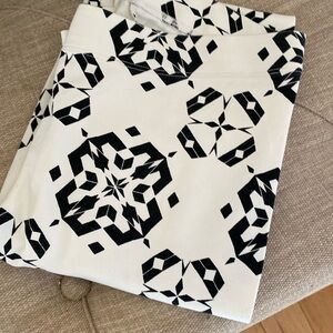 Fitted white and black printed leggings.